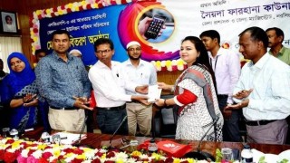 নরসিংদী জেলার ইউনিয়ন পরিষদ সচিবদের মধ্যে মোবাইল ফোন বিতরণ
