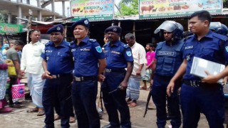 নরসিংদীতে সড়কে বিশৃঙ্খলা ও চাঁদাবাজি রুখতে মাঠে পুলিশ