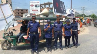 নরসিংদীতে সড়ক দুর্ঘটনা রোধ ও সচেতনতা বৃদ্ধিতে ট্রাফিক পুলিশের তৎপরতা