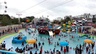 বৈরি আবহাওয়া উপেক্ষা করে ড্রিম হলিডে পার্কে দর্শনার্থীদের ভিড়