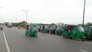 ঘোড়াশালে সেতুর ওপর অবৈধ সিএনজি অটোরিকশা স্ট্যান্ড, চলছে চাঁদাবাজিও