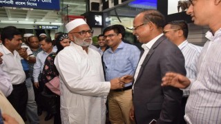 পবিত্র হজ পালন শেষে দেশে ফিরেছেন গৃহায়ন ও গণপূর্ত মন্ত্রী