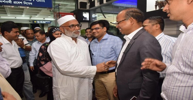 পবিত্র হজ পালন শেষে দেশে ফিরেছেন গৃহায়ন ও গণপূর্ত মন্ত্রী পবিত্র হজ পালন শেষে দেশে ফিরেছেন গৃহায়ন ও গণপূর্ত মন্ত্রী