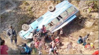 নেপালে তীর্থযাত্রীবাহী বাস খাদে পড়ে ১৪ জনের মৃত্যু