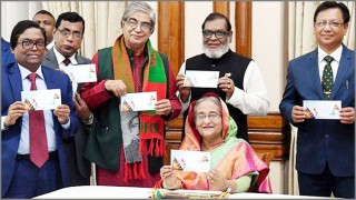 বিজয় দিবসে প্রধানমন্ত্রী অবমুক্ত করলেন স্মারক ডাকটিকিট