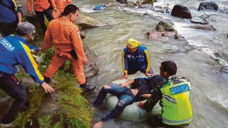 ইন্দোনেশিয়ায় যাত্রীবাহী বাস খাদে পড়ে নিহত ২৪