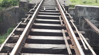 নরসিংদীর রেলসেতুগুলোতে নাট-বল্টুর পরিবর্তে কাঠ বাঁশ