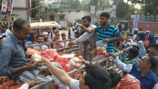 নরসিংদীতে ৪৫ টাকা কেজিতে টিসিবি’র পেঁয়াজ বিক্রি শুরু
