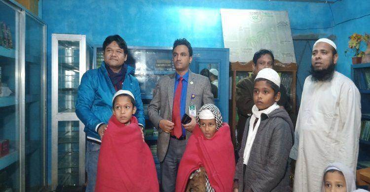 নরসিংদীতে শীতার্ত মাদ্রাসা শিক্ষার্থীদের মাঝে কম্বল বিতরণ নরসিংদীতে শীতার্ত মাদ্রাসা শিক্ষার্থীদের মাঝে কম্বল বিতরণ