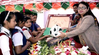 শিক্ষার্থীদের মধ্যে শীতকালীন ক্রীড়া সামগ্রী বিতরণ