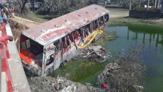 কারারচরে যাত্রীবাহী বাস খাদে পড়ে নিহত ১, আহত ১০