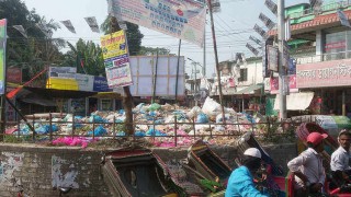 ময়লার ভাগাড়ে পরিণত রায়পুরা পৌর গোলচত্বর