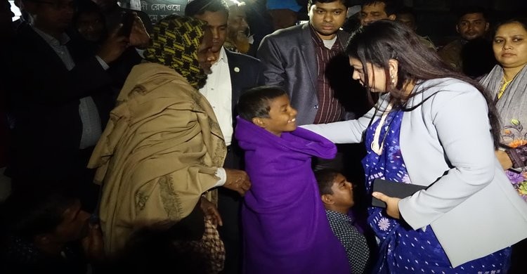 নরসিংদীতে জেলা প্রশাসনের উদ্যোগে দুস্থদের মাঝে কম্বল বিতরণ নরসিংদীতে জেলা প্রশাসনের উদ্যোগে দুস্থদের মাঝে কম্বল বিতরণ