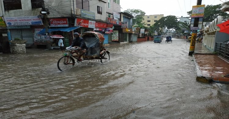 ভারী বৃষ্টিতে নরসিংদী শহরের প্রধান সড়ক সহ বিভিন্ন এলাকা পানিতে তলিয়ে গেছে। ভারী বৃষ্টিতে নরসিংদী শহরের প্রধান সড়ক সহ বিভিন্ন এলাকা পানিতে তলিয়ে গেছে।