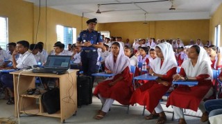 পাঁচদোনায় গলাকাটা গুজব প্রতিরোধে শিক্ষার্থীদের সাথে পুলিশের সচেতনতামূলক সভা