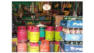 মনোহরদীতে যত্রতত্র গ্যাস সিলিন্ডার ও পেট্রোল বিক্রি, বাড়ছে ঝুঁকি