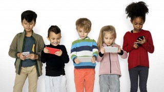 ‘মোবাইল ডিজিজ’ নিয়ে বেড়ে উঠছে শিশুরা ‘মোবাইল ডিজিজ’ নিয়ে বেড়ে উঠছে শিশুরা