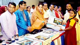 নরসিংদীতে মেধাবৃত্তি পরীক্ষার ১০ কৃতী শিক্ষার্থীকে কম্পিউটার প্রদান