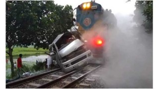 সিরাজগঞ্জে ট্রেনের ধাক্কায় মাইক্রোবাসের ৮ যাত্রী নিহত