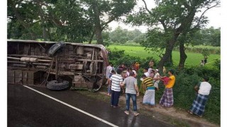 বাস নিয়ন্ত্রণ হারিয়ে খাদে পড়ে দুই নারী নিহত
