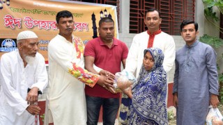 পলাশে দরিদ্রদের মাঝে ঈদ সামগ্রী ও শিক্ষাবৃত্তি প্রদান