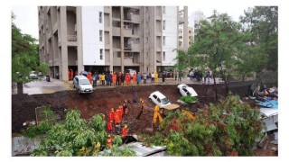 ভারতে আবাসিক ভবনের দেয়াল ধসে নিহত ১৭