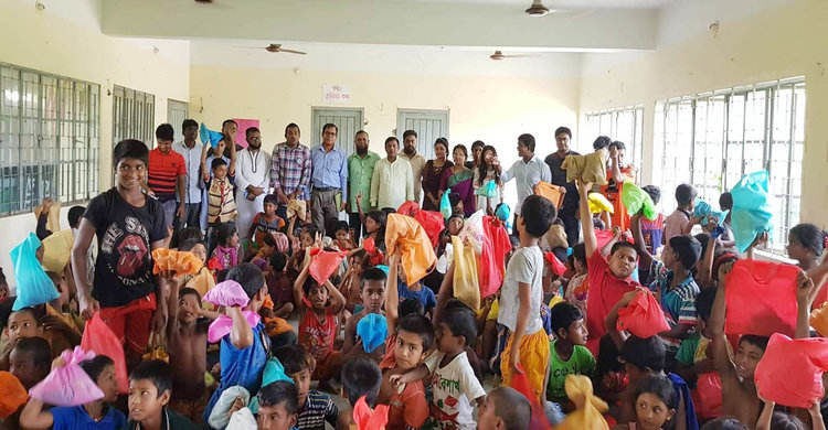 নরসিংদীতে নতুন জামা পেয়ে খুশি ৩২৫ সুবিধাবঞ্চিত শিশু নরসিংদীতে নতুন জামা পেয়ে খুশি ৩২৫ সুবিধাবঞ্চিত শিশু