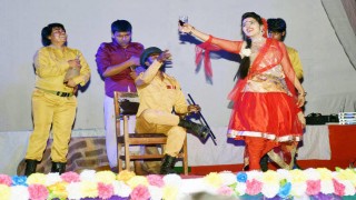 “হায়েনার হাসি” কাদাঁলো দর্শক “হায়েনার হাসি” কাদাঁলো দর্শক