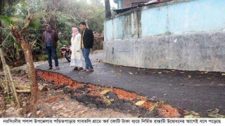 পলাশে নির্মাণের ১৫ দিনেই ভেঙে গেলো অর্ধকোটি টাকার পাঁকা সড়ক