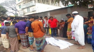 বারৈচা বাসস্ট্যান্ডে ট্রাক চাপায় অজ্ঞাত নারীর মৃত্যু বারৈচা বাসস্ট্যান্ডে ট্রাক চাপায় অজ্ঞাত নারীর মৃত্যু