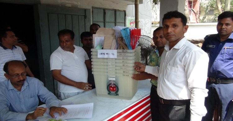 উপজেলা পরিষদ নির্বাচন: নরসিংদীর চার উপজেলার কেন্দ্রগুলোতে পৌঁছেছে ভোটের সরঞ্জাম উপজেলা পরিষদ নির্বাচন: নরসিংদীর চার উপজেলার কেন্দ্রগুলোতে পৌঁছেছে ভোটের সরঞ্জাম