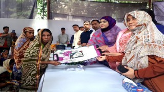 নরসিংদী পুলিশ নারী কল্যাণ সমিতির উদ্যোগে ঈদ উপহার বিতরণ