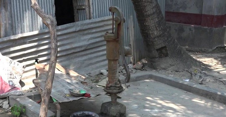নরসিংদীতে পানির স্তর নীচে নেমে যাওয়ায় বেশিরভাগ নলকূপে উঠছে না পানি নরসিংদীতে পানির স্তর নীচে নেমে যাওয়ায় বেশিরভাগ নলকূপে উঠছে না পানি