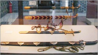 রাসুল (সা.) এর প্রথম তরবারি 'আল মাছুর' রাসুল (সা.) এর প্রথম তরবারি 'আল মাছুর'