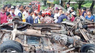 কুমিল্লায় সড়ক দুর্ঘটনায় মাইক্রোবাসে আগুন, শিশুসহ নিহত ৩