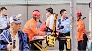 বেইজিংয়ে এমপি জুনিয়াস হোকে ছুরিকাঘাত