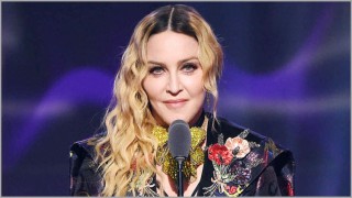 রূপ ধরে রাখতে মুত্র পান করেন পপস্টার ম্যাডোনা! রূপ ধরে রাখতে মুত্র পান করেন পপস্টার ম্যাডোনা!