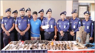 চট্টগ্রামে অবৈধ অস্ত্রের কারখানা থেকে বিপুল পরিমাণ অস্ত্র উদ্ধার