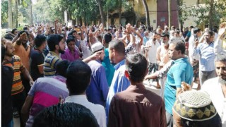 ঘোড়াশালে বাংলাদেশ জুটমিলের প্রশাসনিক ভবন ঘেরাও ঘোড়াশালে বাংলাদেশ জুটমিলের প্রশাসনিক ভবন ঘেরাও