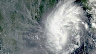 রাতে আঘাত হানতে পারে বুলবুল: উপকূলে বইছে ঝড়