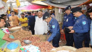 নরসিংদীতে পেঁয়াজের বাজার নিয়ন্ত্রণে পুলিশের অভিযান নরসিংদীতে পেঁয়াজের বাজার নিয়ন্ত্রণে পুলিশের অভিযান
