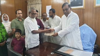 নিজের মুক্তিযোদ্ধা ভাতা দরিদ্র মুক্তিযোদ্ধাদের দিলেন স্বরাষ্ট্রমন্ত্রী