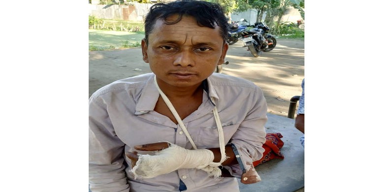 মনোহরদীতে স্বামীকে কুপিয়ে হত্যার চেষ্টা, স্ত্রী আটক মনোহরদীতে স্বামীকে কুপিয়ে হত্যার চেষ্টা, স্ত্রী আটক