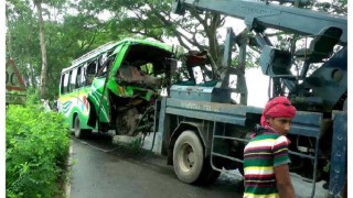 বাস নিয়ন্ত্রণ হারিয়ে গাছের সঙ্গে ধাক্কায় নিহত ৩
