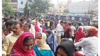 রাজধানীতে বকেয়া বেতনের দাবীতে সড়ক অবরোধ