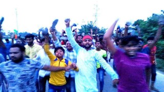 নরসিংদীতে ইউনিয়ন আওয়ামীলীগ সভাপতির বিরুদ্ধে জুতা মিছিল