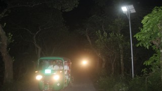 পলাশে ছিনতাই ডাকাতি রোধে অন্ধকার সড়কে বাতি স্থাপন