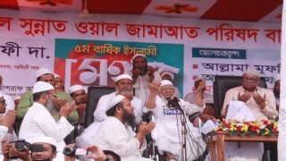 আল্লামা শফীর হাতে হাজারো মানুষের বাইয়াত গ্রহণ আল্লামা শফীর হাতে হাজারো মানুষের বাইয়াত গ্রহণ