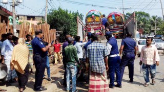 মাধবদীতে মহাসড়কে নিষিদ্ধ যানবাহন চলাচল রোধে অভিযান মাধবদীতে মহাসড়কে নিষিদ্ধ যানবাহন চলাচল রোধে অভিযান