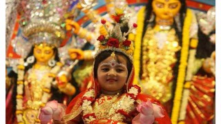 আজ মহাষ্টমীতে চলছে কুমারী পূজা